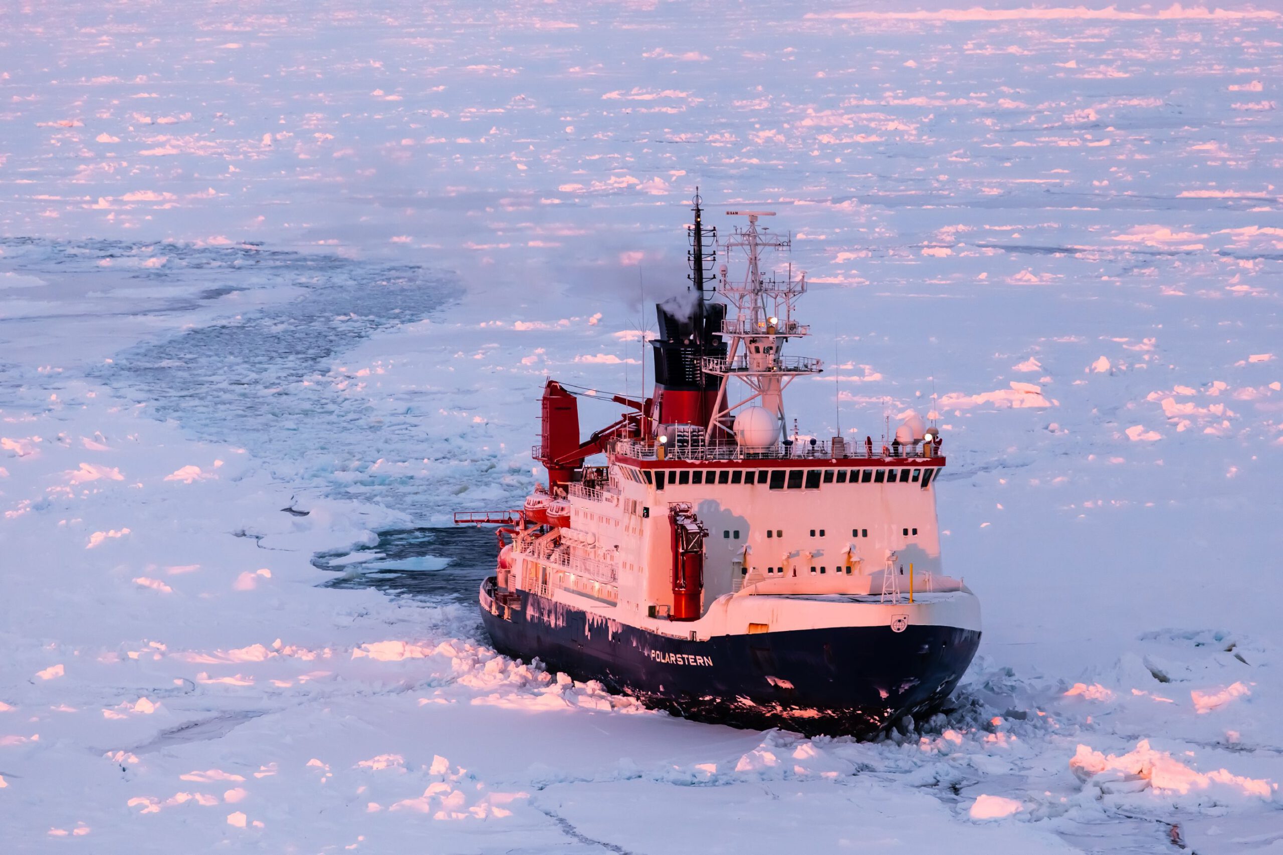 Luftaufnahme: Polarstern bei seiner Fahrt durch antarktisches Meereis, Weddellmeer. (c) Alfred-Wegener-Institut/Mario Hoppmann