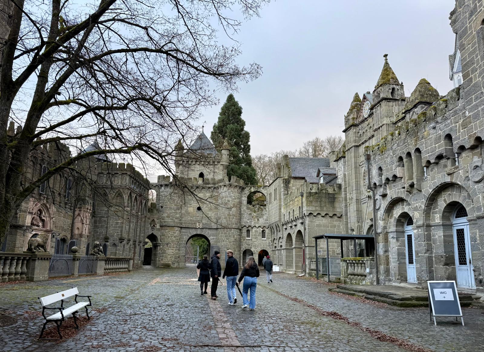 IMG-20251210-WA0008 Löwenburg Kassel – Führung im Rahmen der FINK Weihnachtsfeier 2024