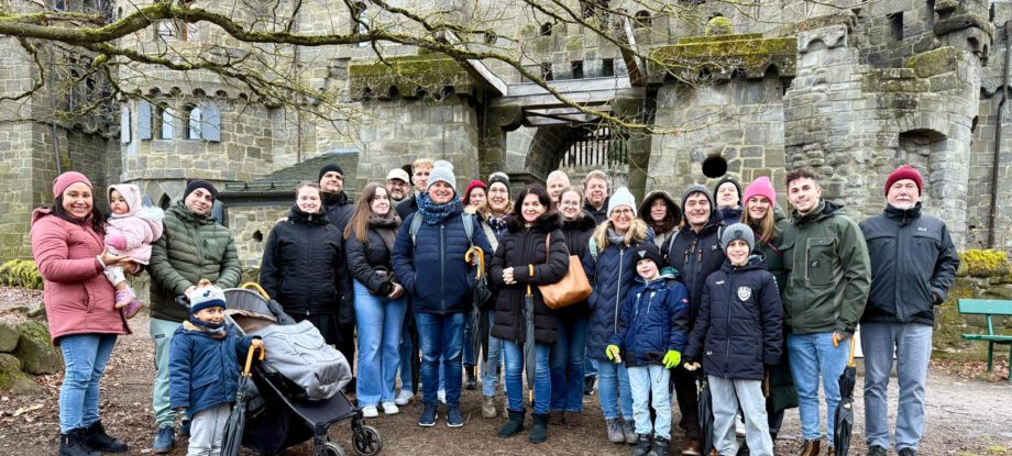 Mitarbeitende der Firma beim Firmenwochenende vor der Löwenburg 2024