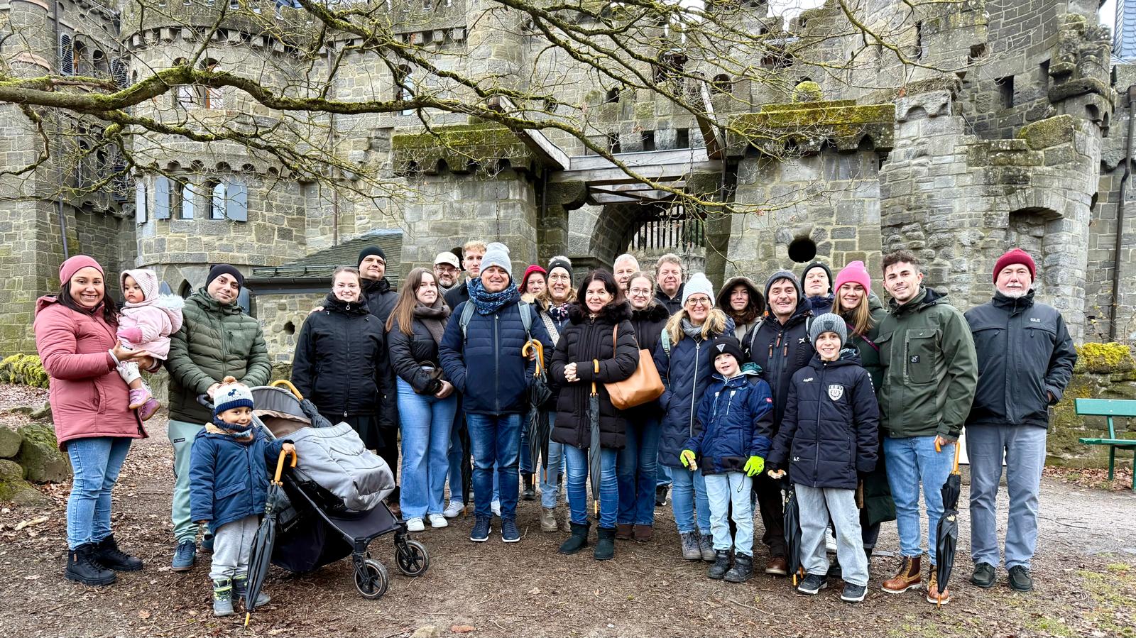 IMG-20251210-WA0015 Mitarbeitende der Firma beim Firmenwochenende vor der Löwenburg 2024
