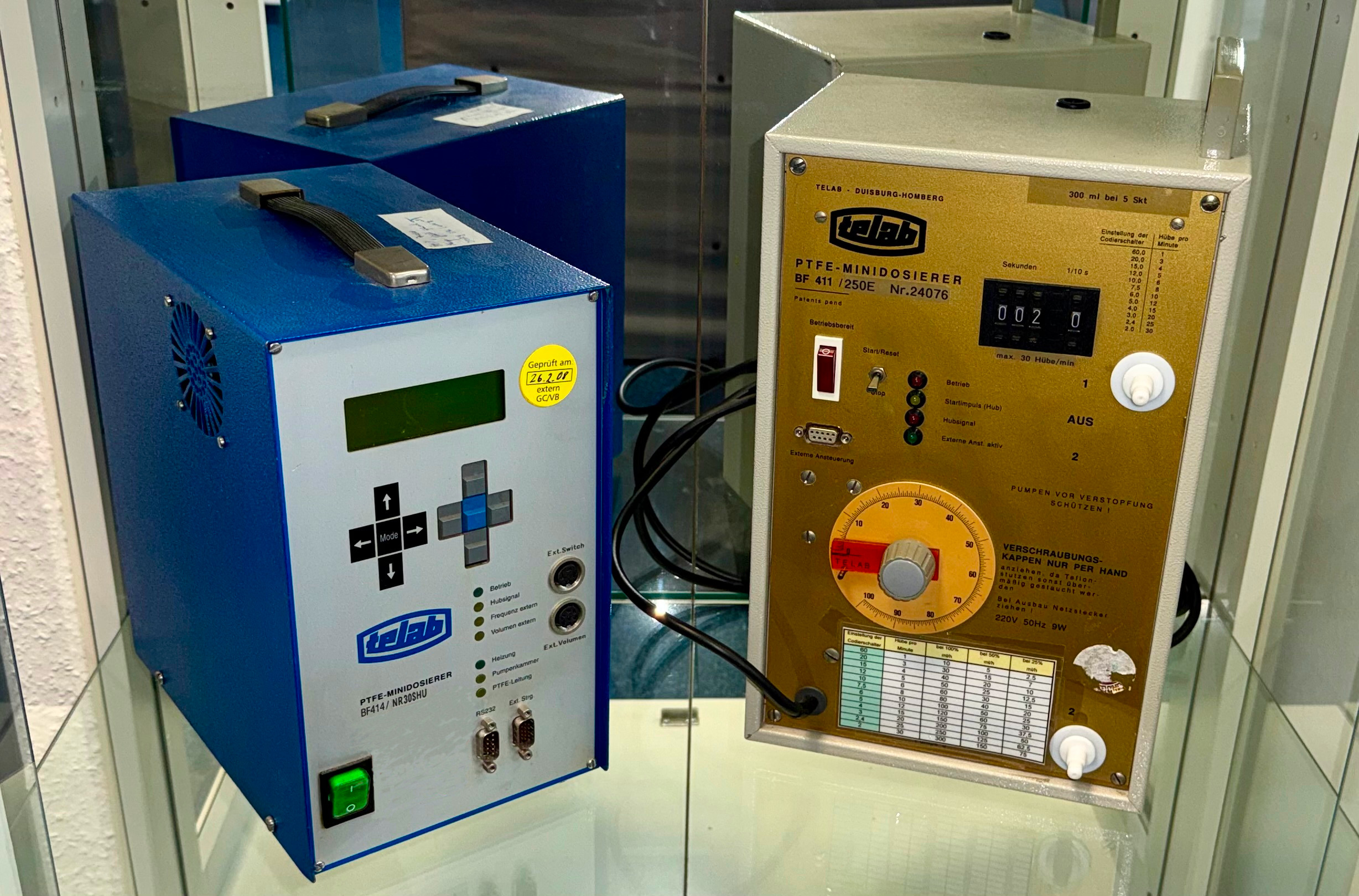 TELAB PTFE-Minikolbenpumpen BF411 (rechts) und BF414 (links) – typische Altgeräte im Feldbestand