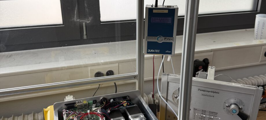 C09 Kolbendosierpumpe bei der Endprüfung mit 2,5086 ml/min bei rund 285 bar
