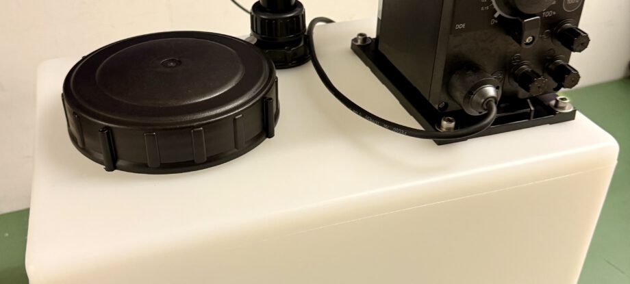 Kundenspezifische Dosierstation mit Grundfos DDE Dosierpumpe, PE-Tank und PP-Sauglanze