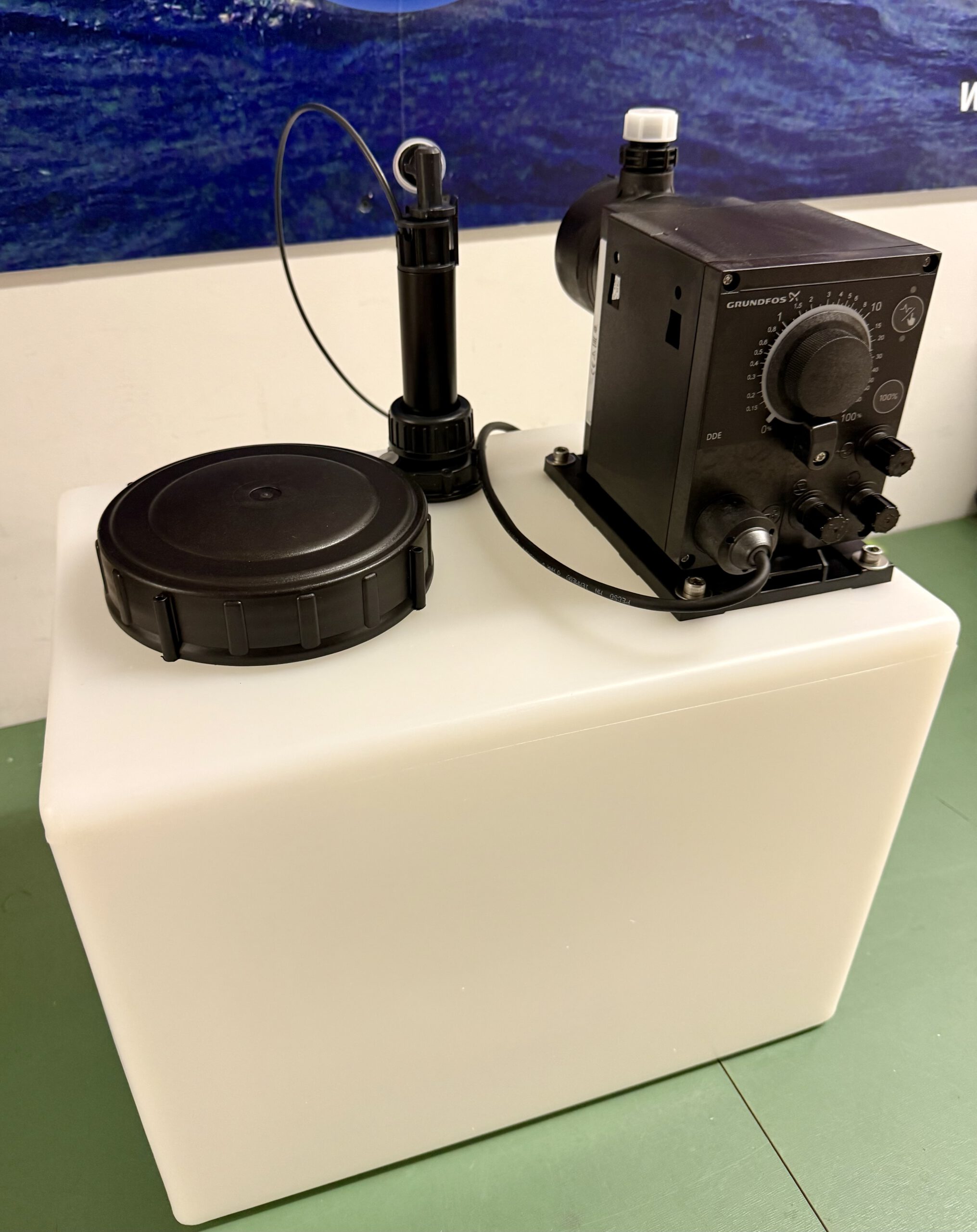 Kundenspezifische Dosierstation mit Grundfos DDE Dosierpumpe, PE-Tank und PP-Sauglanze