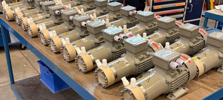 Kundenspezifische magnetgekuppelte Peripheralradpumpen Flujo F01 aus PTFE und PEEK in Kleinserie