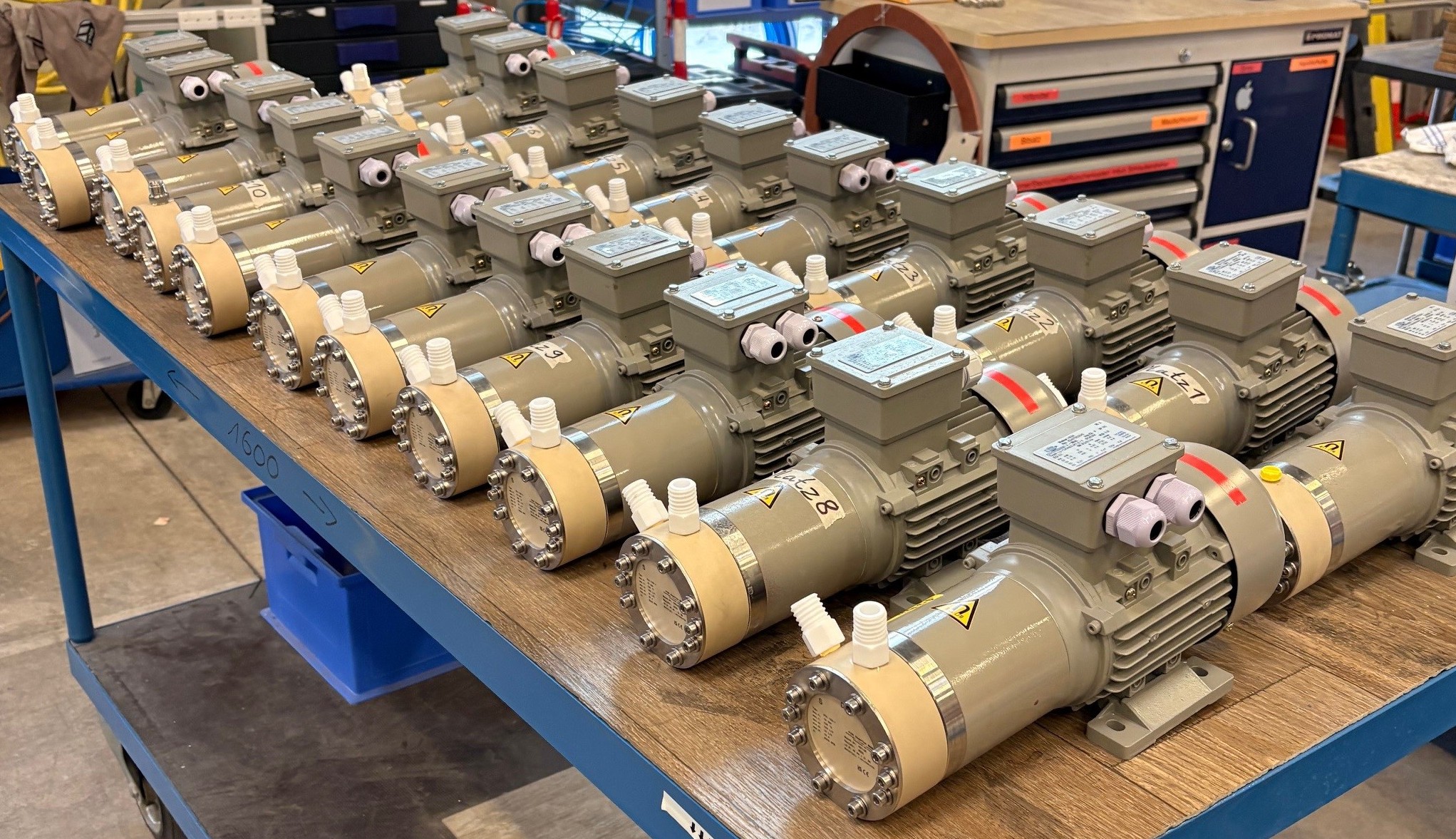 Kundenspezifische magnetgekuppelte Peripheralradpumpen Flujo F01 aus PTFE und PEEK in Kleinserie