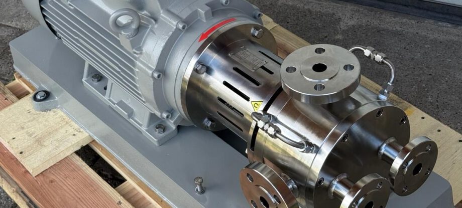 Kundenspezifische hermetisch dichte Förderpumpe mit Magnetkupplung, 150 mm Laufrad und doppelwandigem Spalttopf für 2.000 l/h bei 190 m Förderhöhe.