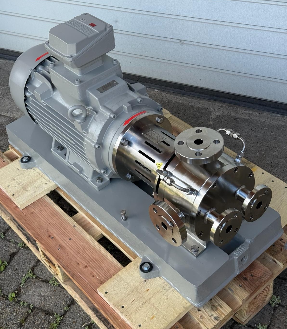 Kundenspezifische hermetisch dichte Förderpumpe mit Magnetkupplung, 150 mm Laufrad und doppelwandigem Spalttopf für 2.000 l/h bei 190 m Förderhöhe.